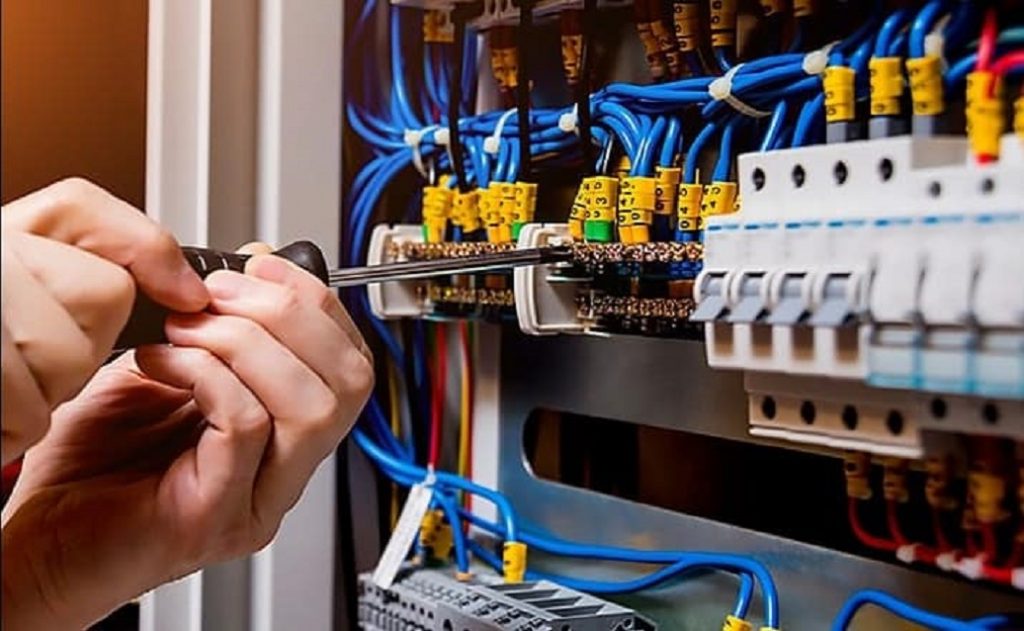 Ambasada SUA cauta si un electrician