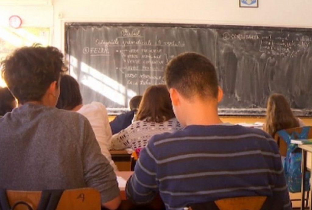 Un elev din Turda, bătut de un profesor de matematică. „L-a trântit de pe scaun”