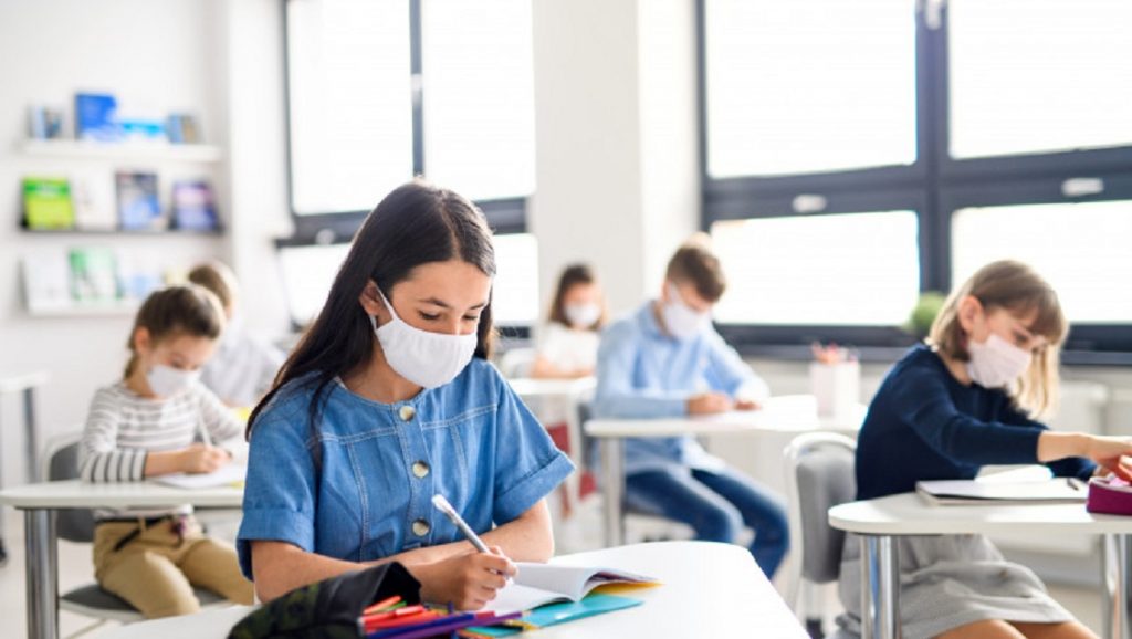 Reguli noi în şcoli şi grădiniţe. Cât se va învăţa online dacă sunt depistate cazuri în instituţii