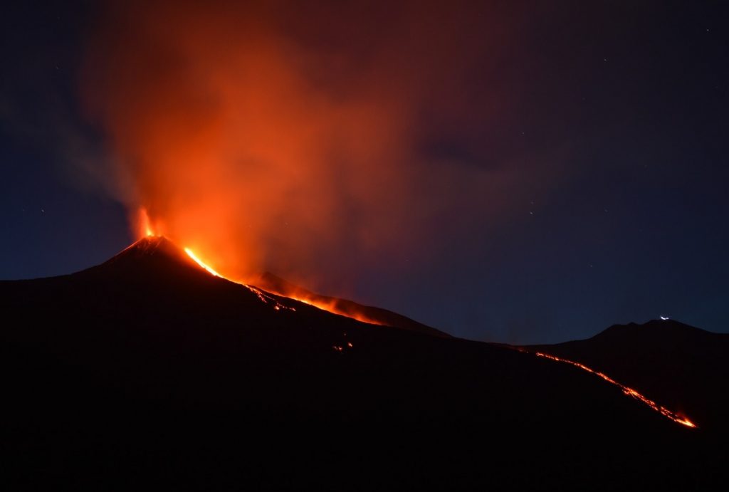 Vulcanul Etna din Italia, o nouă erupție spectaculoasă. Este cel mai activ din Europa VIDEO