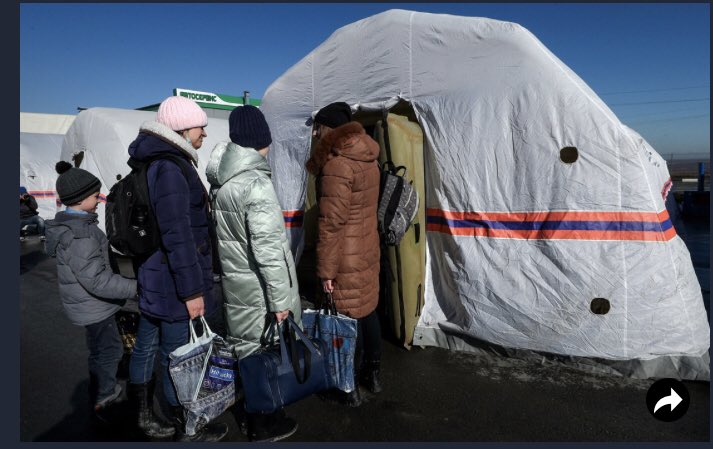 Războiul le bate la ușă. Persoanele din evacuate din estul Ucrainei se tem de ce este mai rău: „Vrem să mergem acasă”