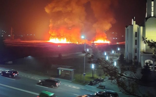 Incendiu uriaş de vegetaţie în municipiul Vâlcea. Focul ar fi fost pus intenţionat