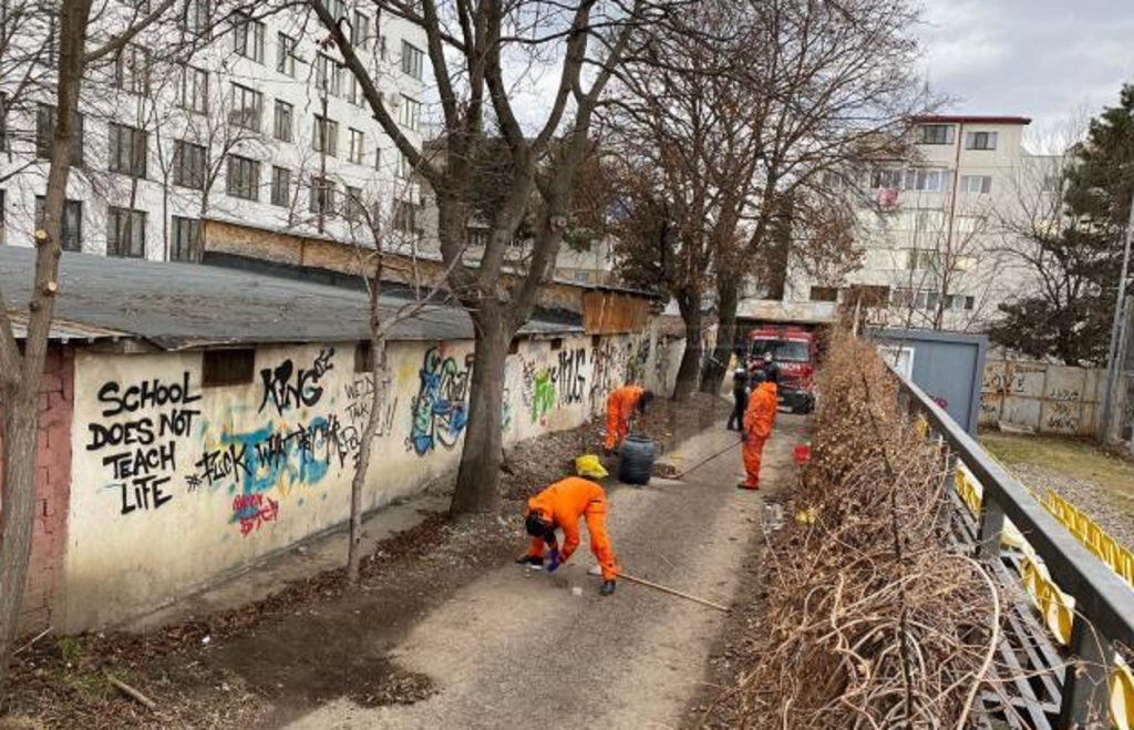 Cum au strâns cei de la ISU mercurul din curtea unei școli din Suceava. Au folosit chiar și seringi