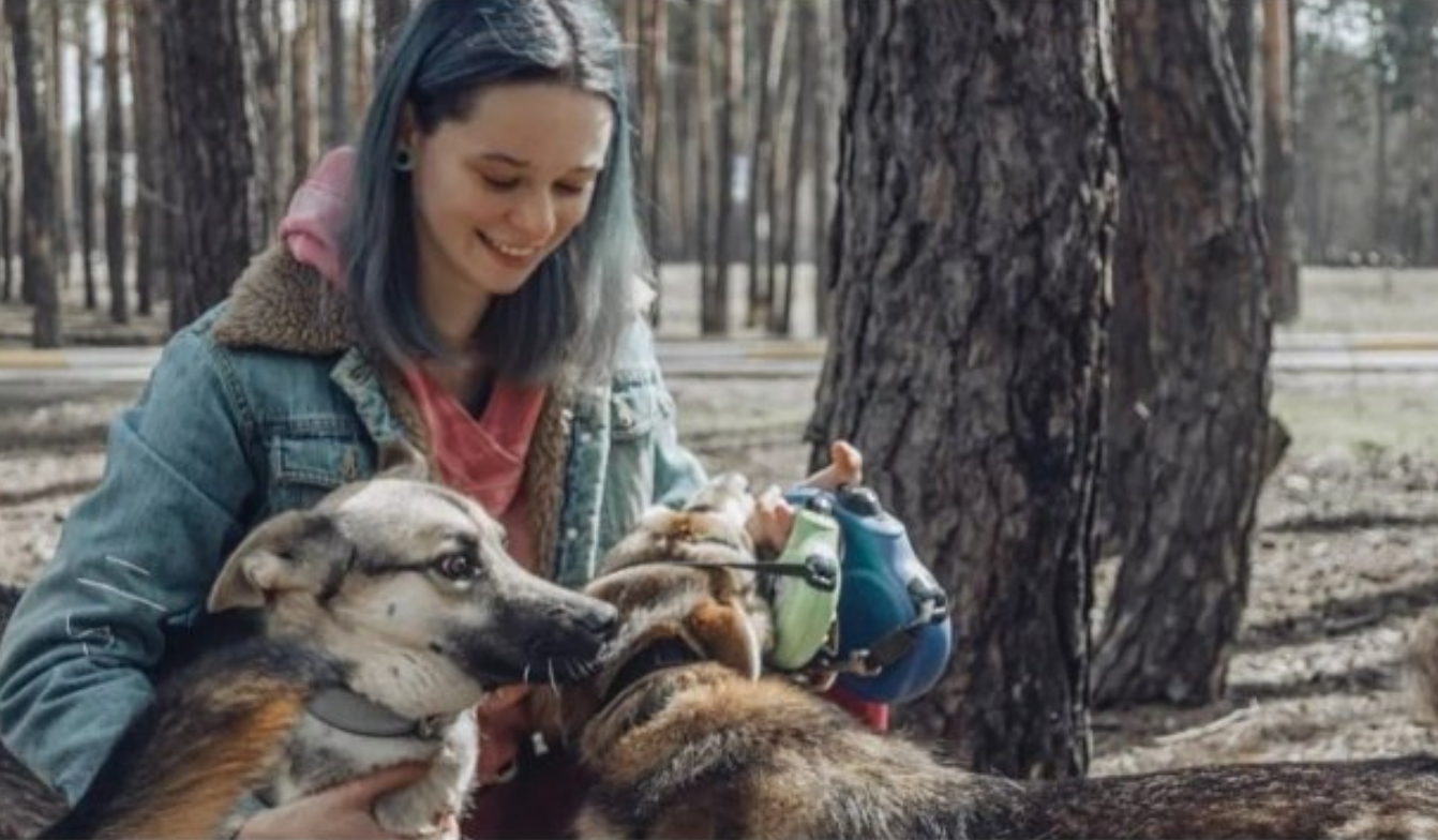 Gestul făcut de o femeie din Irpin a făcut-o să devină „îngerul animalelor”