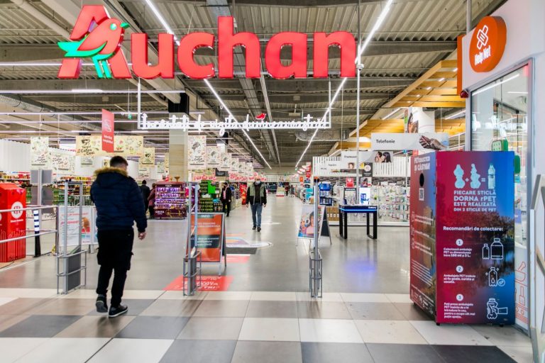 Auchan nu vrea să plece din Rusia. Motivul deciziei lanţului de supermarketuri 