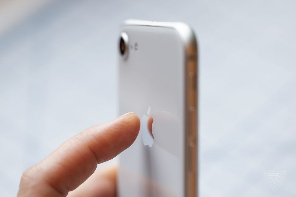 Butonul ascuns de pe spatele telefonului tău. Habar nu aveai de el
