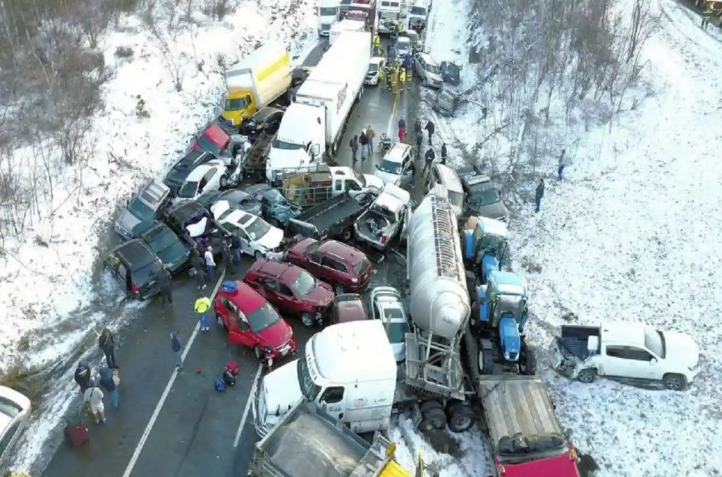 Carambol cu 60 de mașini în SUA: cel puțin 3 morți și zeci de răniți. Imaginile sunt greu de privit Video