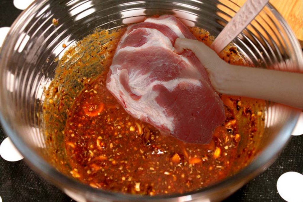 Cât timp se marinează, de fapt, carnea. Mulţi români o lasă prea mult, e greşit