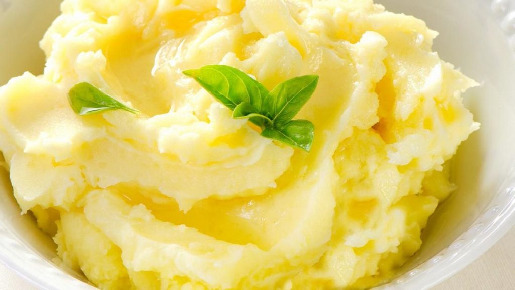 Ce se adaugă, de fapt, în piureul de cartofi. Trucul care îl face mult mai gustos