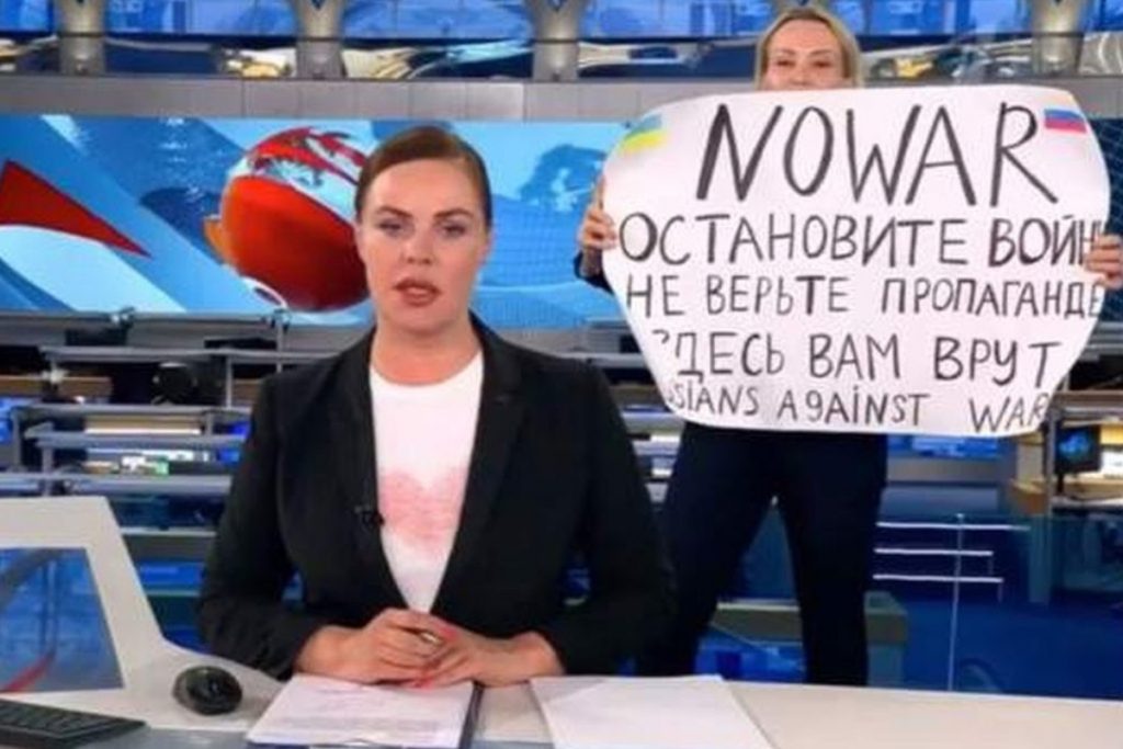 Cine este jurnalista care a protestat în direct la televiziunea de stat din Rusia. Ea riscă 15 ani de închisoare