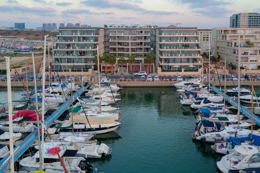 Edi Iordănescu, „vecin” cu Roman Abramovich. Naționala României este cazată în Israel la un hotel de cinci stele, amplasat pe o insulă artificială