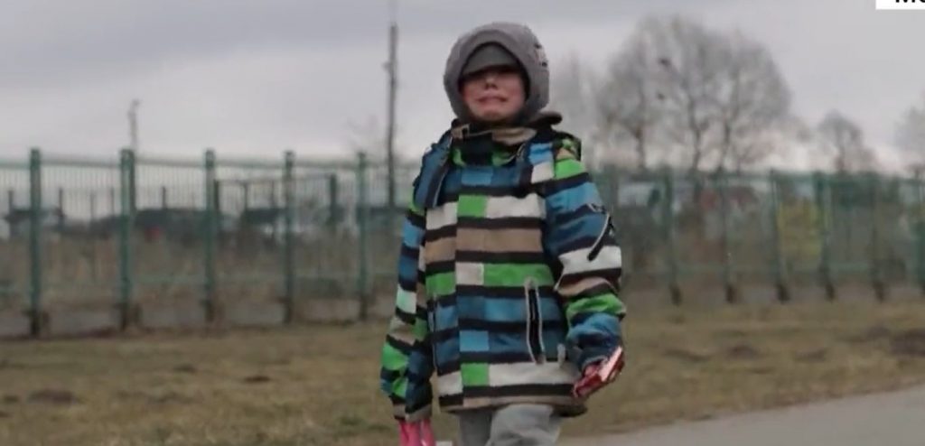 Imagini dureroase din Ucraina. Un copil de doar 5 ani fuge plângând de război. Ce duce în mână micuţul al cărui chip nu ai cum să îl uiţi