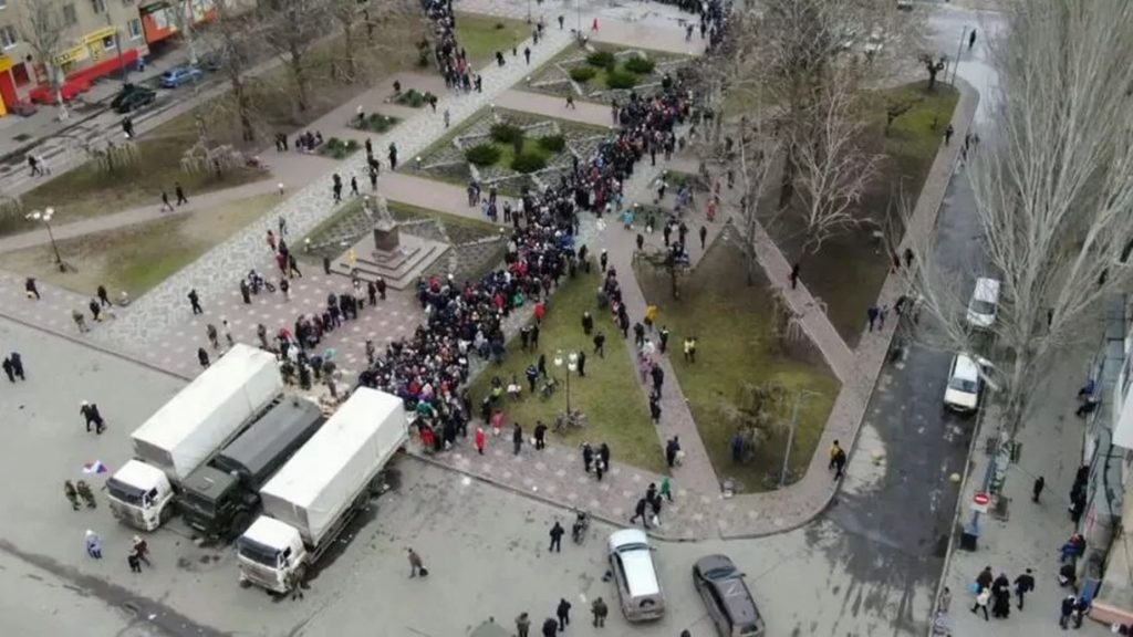 Kievul trimite 45 de autobuze pentru evacuarea civililor din Mariupol. Convoiul se află pe drum