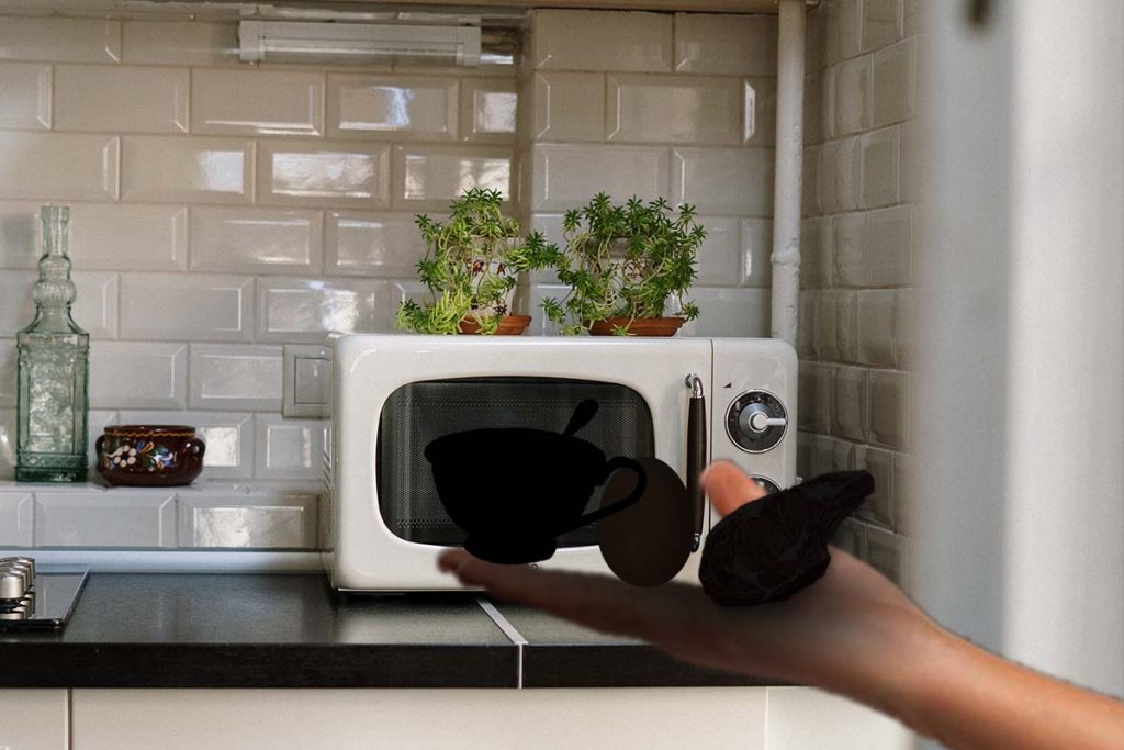 Lucrurile pe care să nu le pui niciodată în cuptorul cu microunde. Greşeala făcută de mulţi români