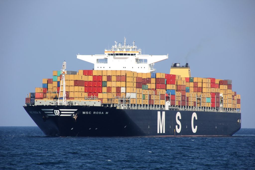Rusia, izolată la nivel global. Două companii de transport containere anunță că opresc livrarea de mărfuri