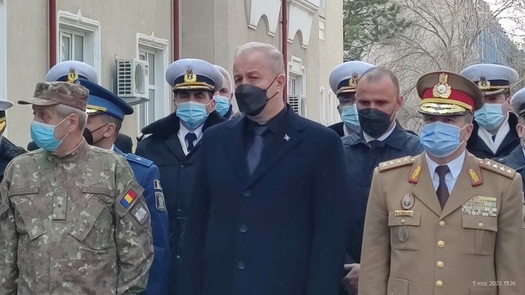 Militarii români căzuți la datorie în cele două catastrofe aviatice au fost înmormântați sâmbătă. Ministrul Dîncu, vizibil marcat