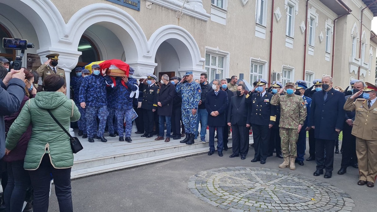Militarii romani cazuti la datorie in cele doua catastrofe aviatice au fost inmormantati sambata 