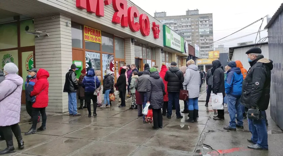 Momente greu de imaginat în Kiev. Oamenii stau la cozi uriaşe pentru a cumpăra hrană: „Au băgat carne, e sărbătoare”
