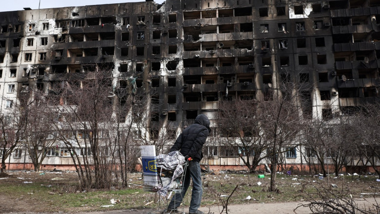 O familie din Mariupol, despre ororile războiului din Ucraina. Oamenii care încercau să facă rost de apă, „vânaţi” de ruşi. „Ne omorau”
