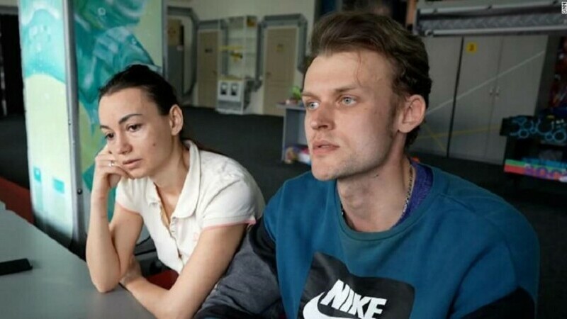 O familie din Mariupol, despre ororile războiului din Ucraina. Oamenii care încercau să facă rost de apă, „vânaţi” de ruşi. „Ne omorau”