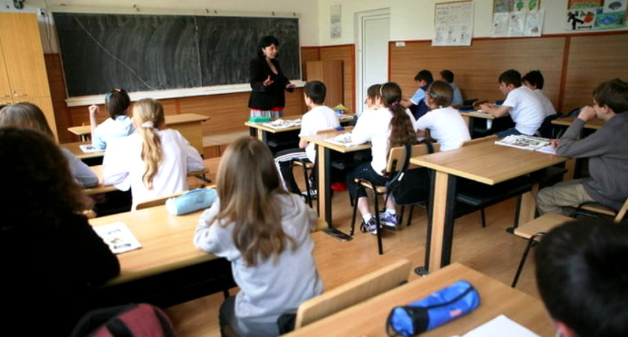 Statul oferă 500 de lei elevilor pentru rechizite şi haine. De când se dau tichetele