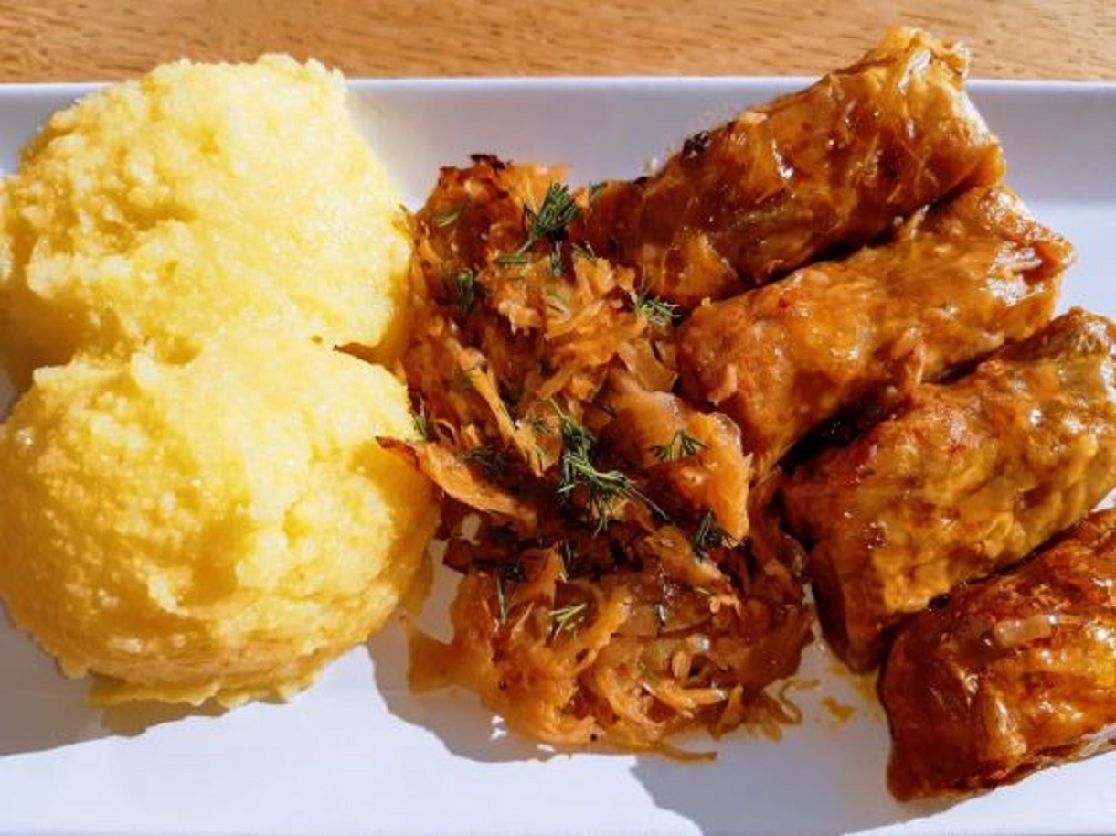 Un restaurant din Romania are in meniu sarmale Zelenski si mamaliga Putin