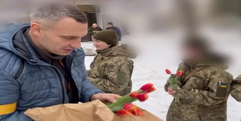 Vitali Klitschko, gest emoționant. A împărțit flori doamnelor și domnișoarelor, din armata care apără capitala, cu ocazia zilei de 8 martie