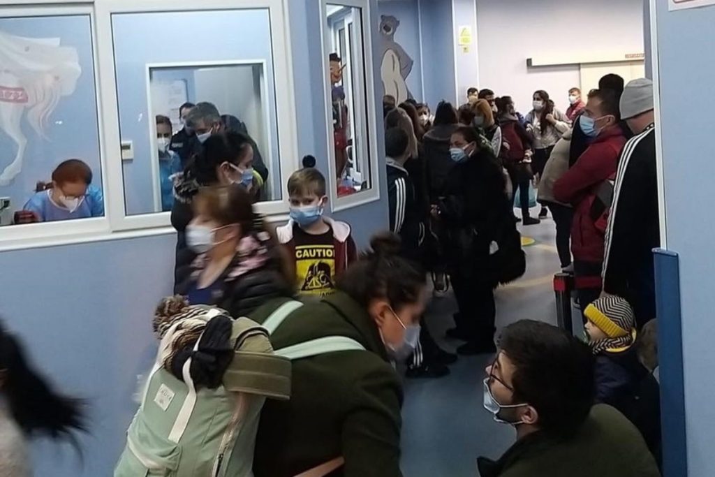 Zeci de copii suspecți de COVID așteaptă și câte 10 ore un consult la spitalul Grigore Alexandrescu: „Am scăpat de restricții”