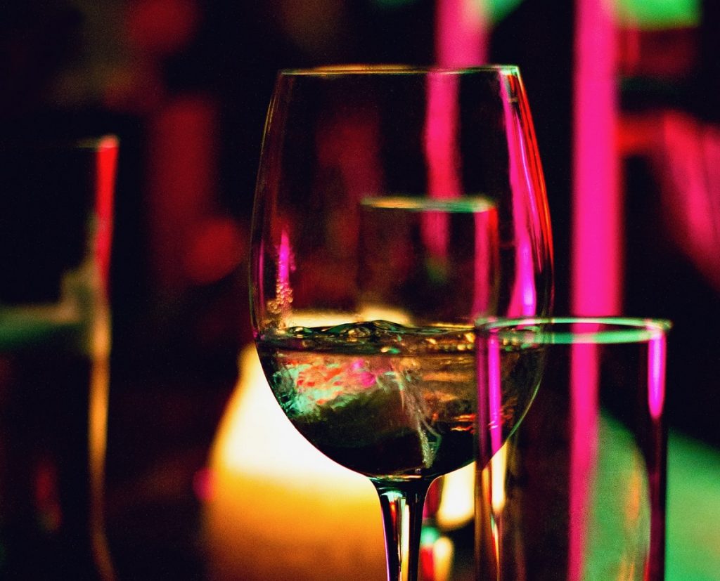 Lege pentru cei care vând alcool și țigări minorilor. Vor primi amenzi uriașe și pedepse