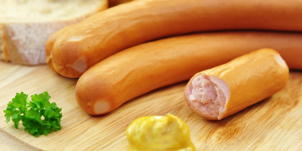 Crenvurstii de pui sunt plini de aditivi alimentari