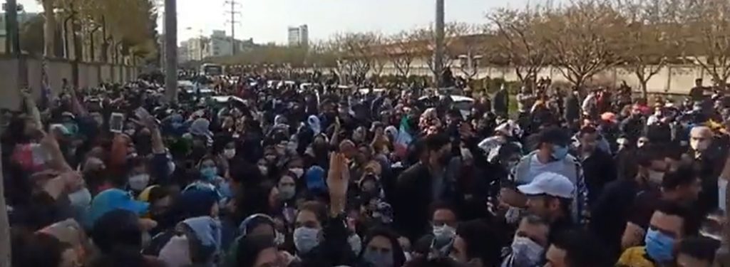 2.000 de femei nu au fost lăsate la un meci în Iran și au protestat în fața stadionului. Polițiștii au folosit spray-uri cu piper pentru a opri manifestația