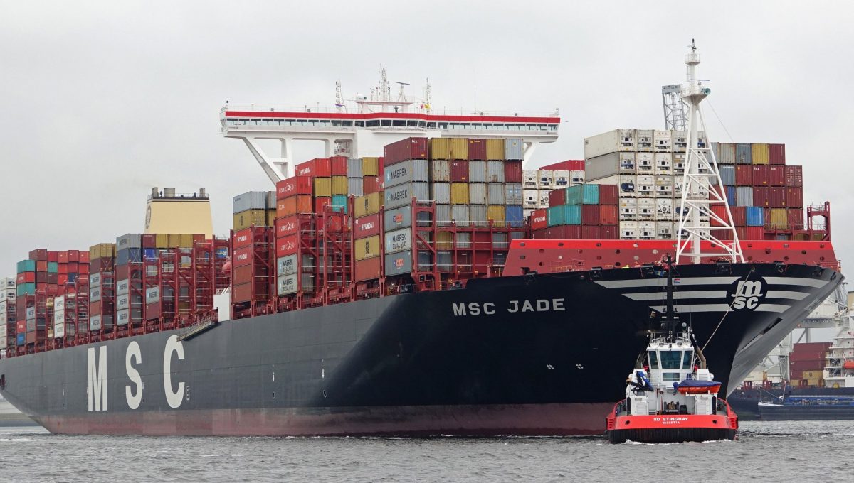 Rusia, izolata la nivel global. Doua companii de transport containere anunta ca opresc livrarea de marfuri
