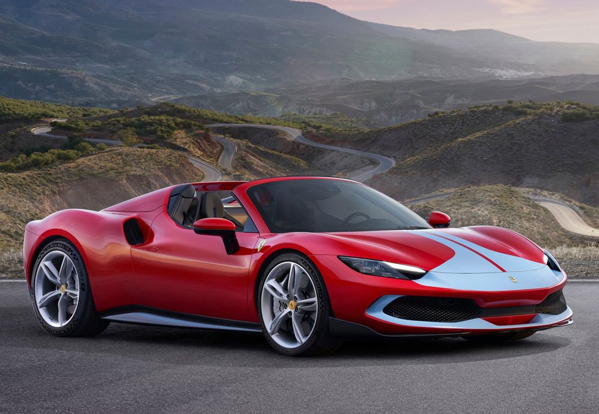 Prezentare oficială: noul Ferrari 296 Gran Turismo Spider. Modelul are un sistem de propulsie plug-in hybrid 