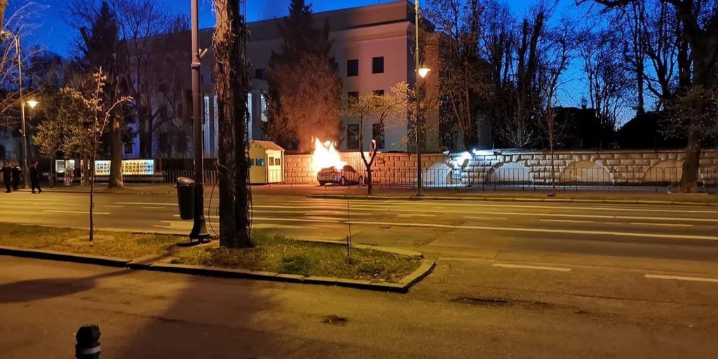 Reacția Ambasadei Rusiei din București după ce Bogdan Drăghici a intrat cu mașina incendiată în gardul clădirii. Ce au găsit anchetatorii în autoturism
