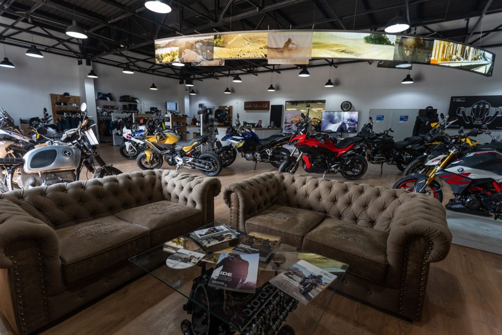 Un nou showroom BMW Motorrad a fost deschis la București. Dealerul Moto Hub a investit peste jumătate de milion de euro