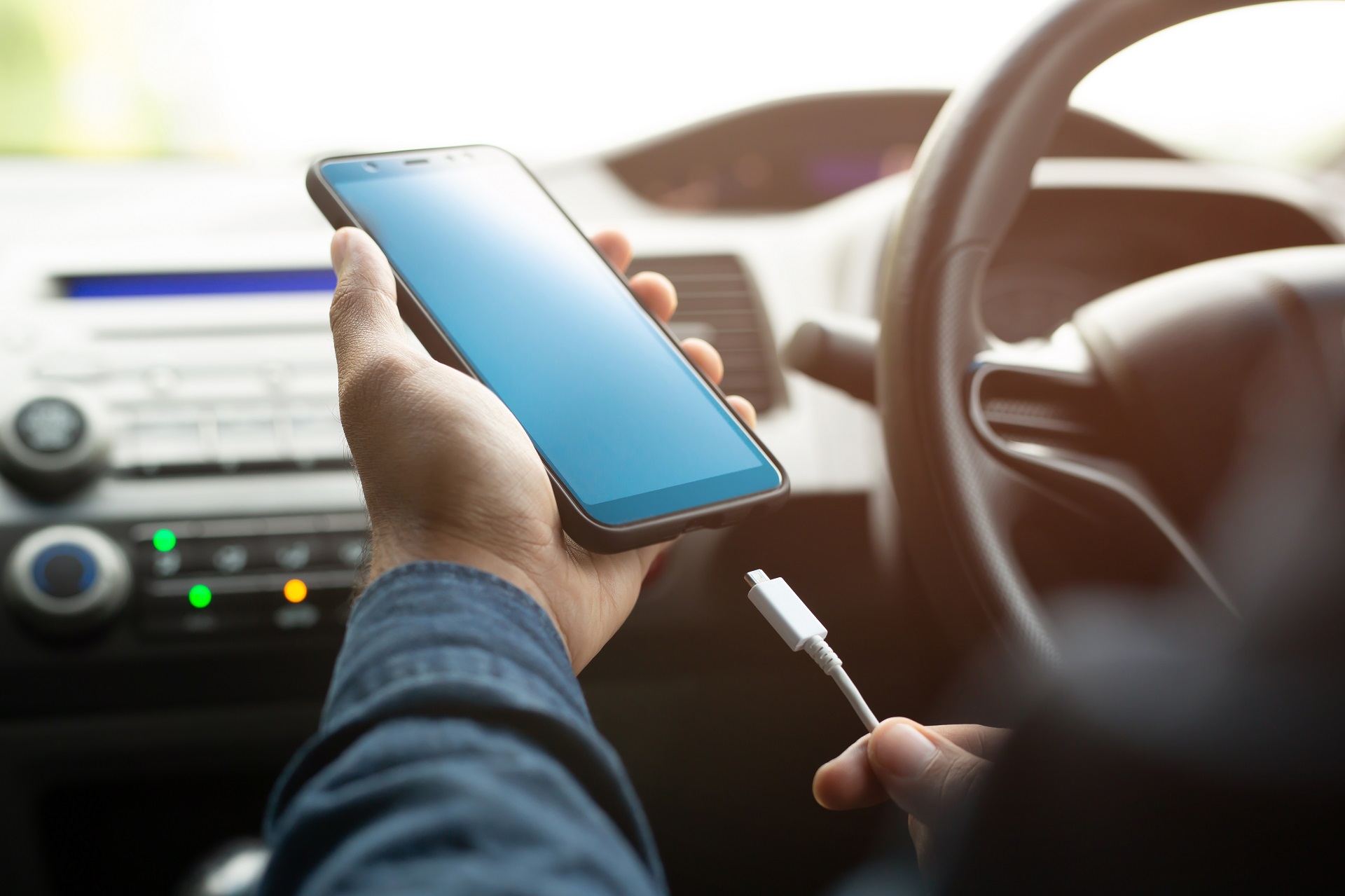 De ce nu este bine sa incarci telefonul mobil in masina