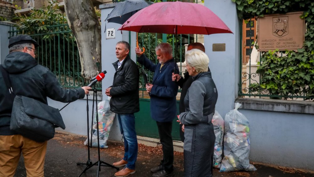 De ce s-a organizat un protest cu deseuri in fata ambasadei Romaniei la Budapesta