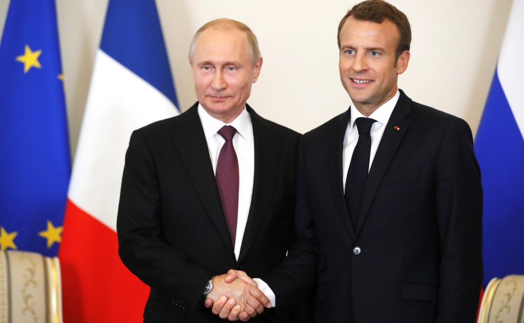 Președintele francez Emmanuel Macron spune că dialogul cu Putin a fost stopat după uciderile în masă din Ucraina