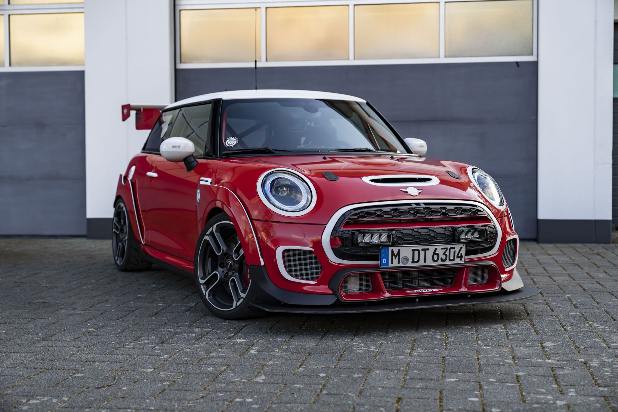 După o absență de 10 ani un MINI va concura din nou în cursa de 24 de ore de la Nürburgring. Modelul John Cooper Works a fost îmbunătățit cu piese BMW M Performance