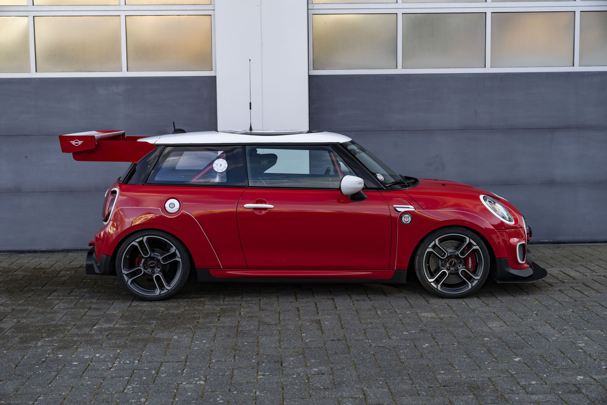 După o absență de 10 ani un MINI va concura din nou în cursa de 24 de ore de la Nürburgring. Modelul John Cooper Works a fost îmbunătățit cu piese BMW M Performance