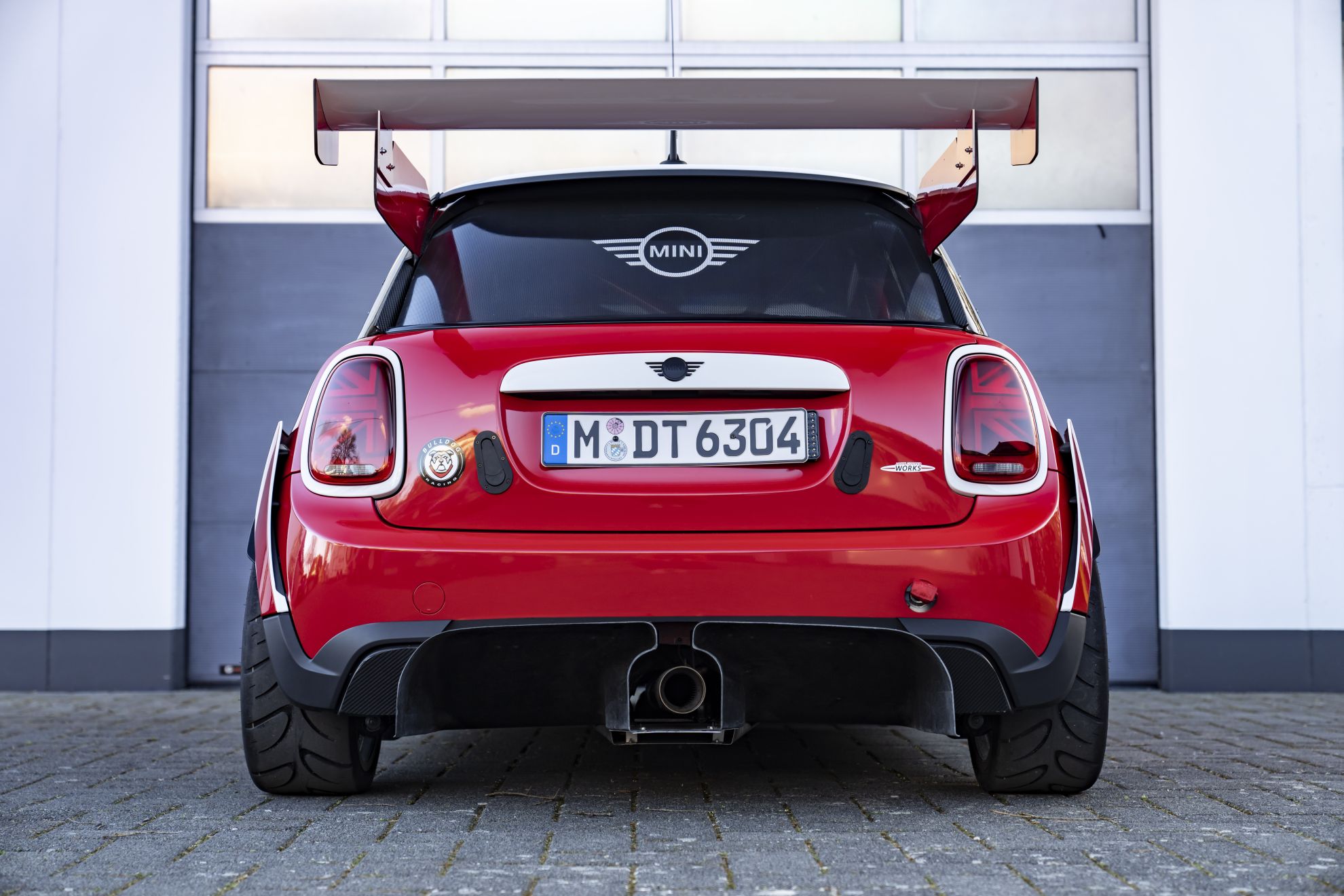 După o absență de 10 ani un MINI va concura din nou în cursa de 24 de ore de la Nürburgring. Modelul John Cooper Works a fost îmbunătățit cu piese BMW M Performance