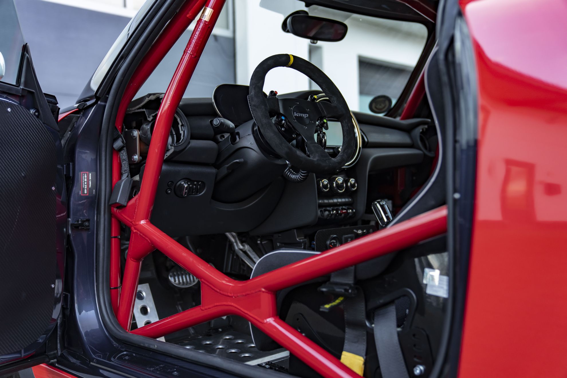 După o absență de 10 ani un MINI va concura din nou în cursa de 24 de ore de la Nürburgring. Modelul John Cooper Works a fost îmbunătățit cu piese BMW M Performance