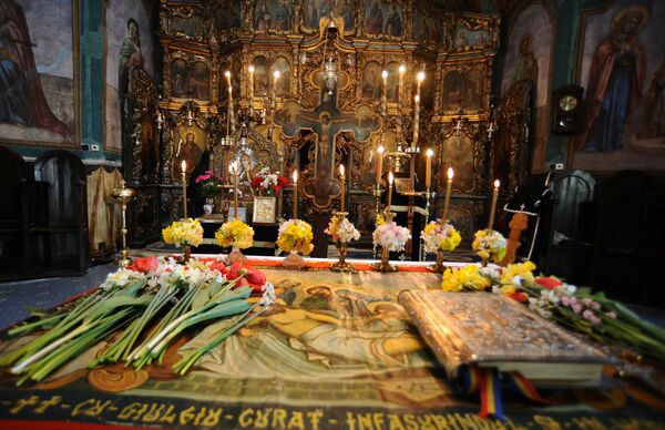 Obiceiul sfânt din Vinerea Mare. De ce e bine să treci pe sub Sfântul Aer