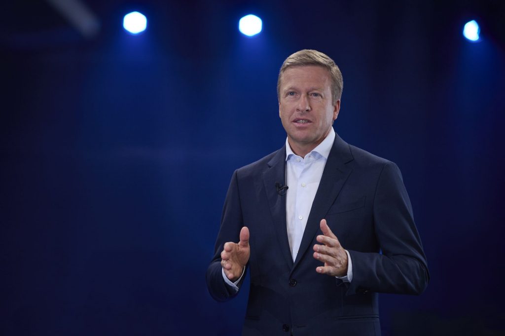 Preşedintele Consiliului de Administraţie BMW AG susține că axarea doar pe autoturisme electrice poate fi problematică. Mașinile cu motoare convenționale trebuie produse în continuare