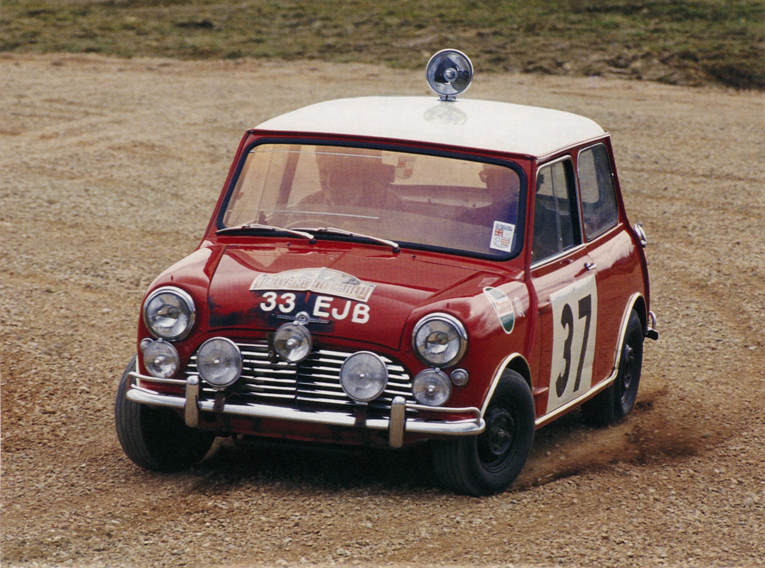 După o absență de 10 ani un MINI va concura din nou în cursa de 24 de ore de la Nürburgring. Modelul John Cooper Works a fost îmbunătățit cu piese BMW M Performance