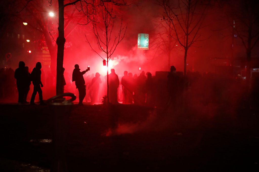 Proteste în Paris și Lyon după realegerea lui Macron. Polițiștii au folosit gaze lacrimogene