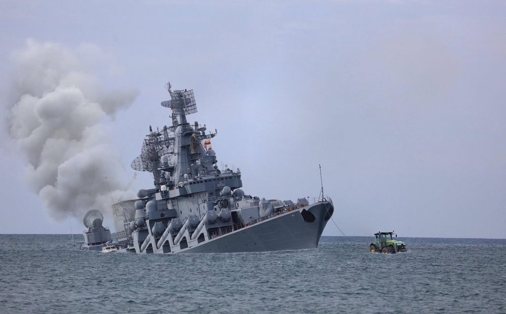 Navă rusească incendiată în Marea Neagră, lângă Insula Șerpilor. Pierderi importante pentru Kremlin