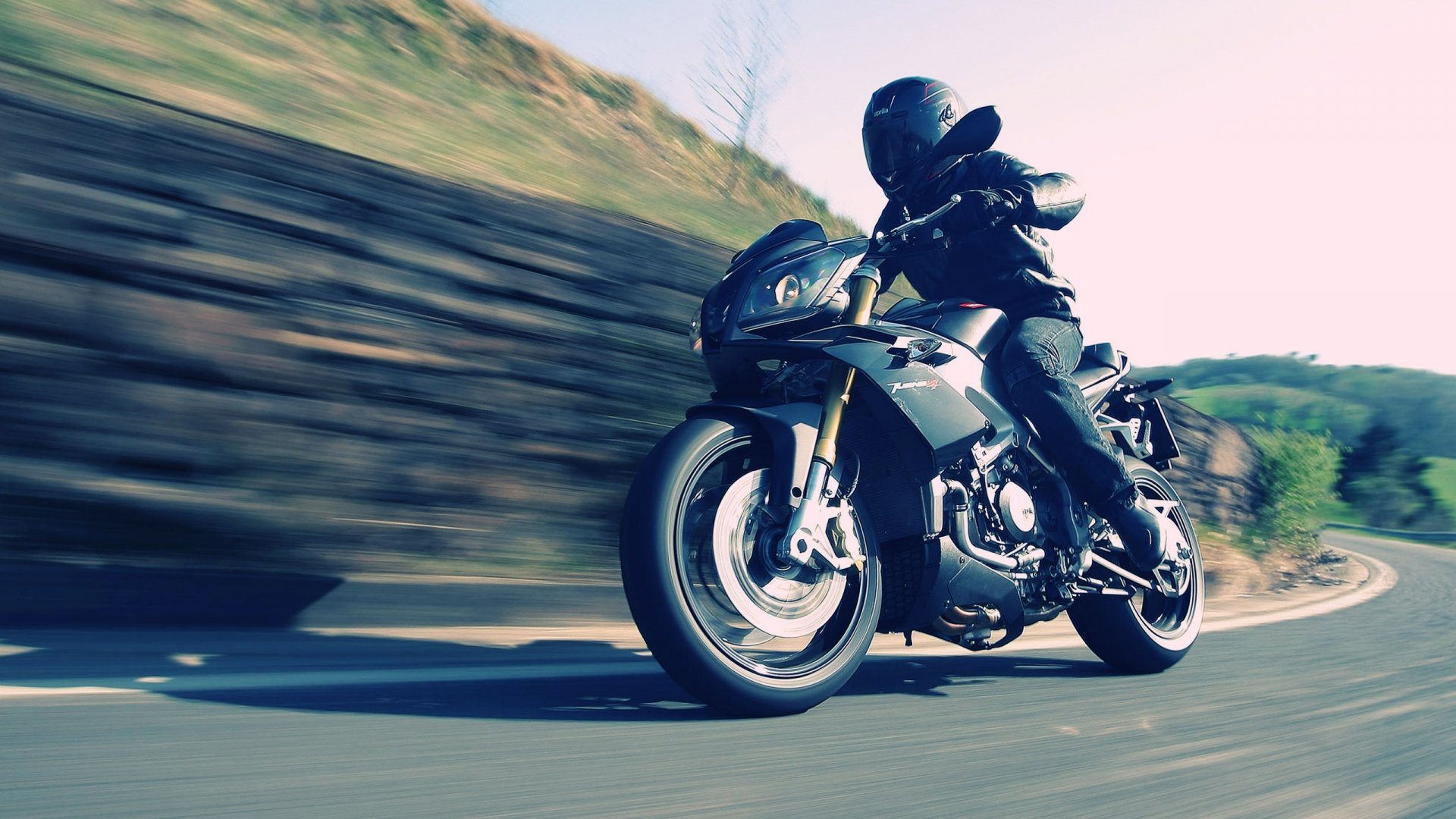 Tot mai multi romani renunta la masini si isi achizitioneaza motociclete