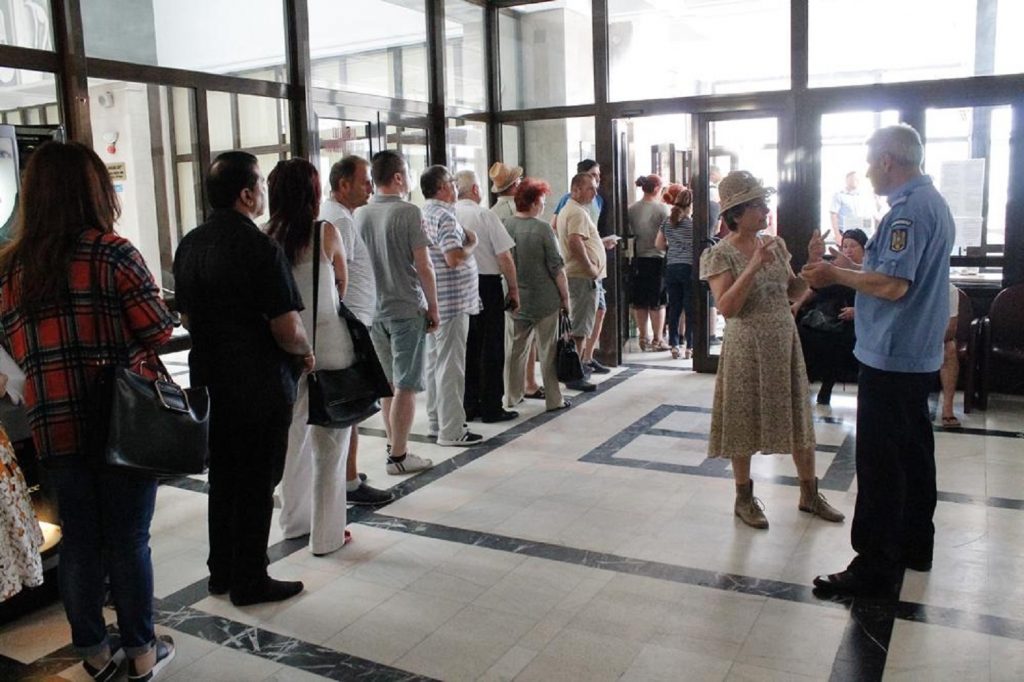 Toți angajații vor avea acum acces la aceste baze de date. Poți să intri de acasă, la ce folosesc