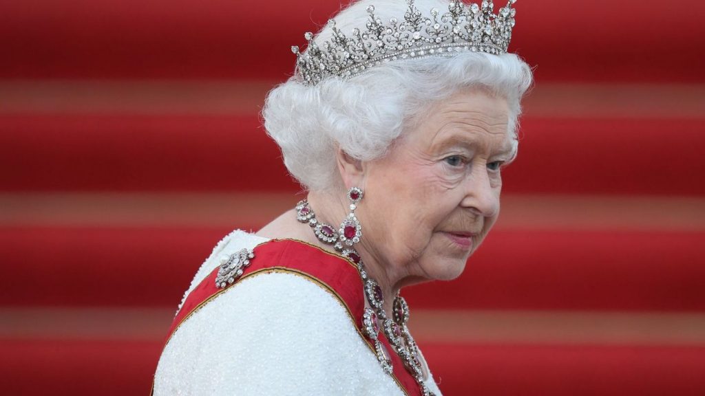 Regina Elisabeta a II-a, transformată într-o păpușă Barbie în ediție limitată, cu ocazia Jubileului de Platină. Detaliile speciale ale jucăriei. Foto